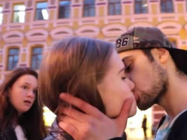 Rus qızlarını öpən azərbaycanlı: “Bunu Bakıda etsəydim...” - VİDEO