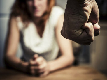 Kişi keçmiş arvadını döydü, sonra qarət etdi