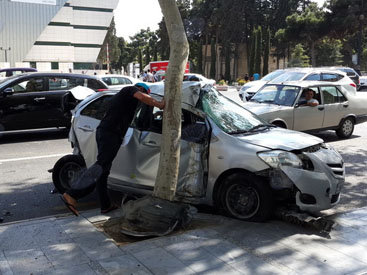 В Баку Range Rover протаранил такси - ФОТО