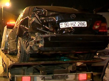 В Ясамале Hyundai налетел на стоявшие у обочины Mercedes и NİVA - ФОТО