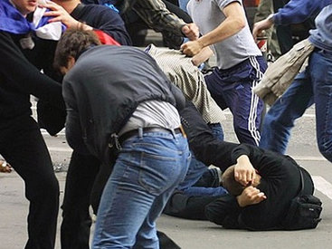 В Баку шестеро напали на мужчину и сломали ему челюсть