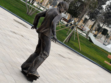 Бронзовые незнакомцы в парках Баку - ФОТОСЕССИЯ