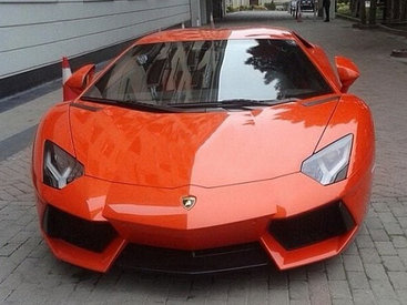 "Lamborghini" разъезжает по улицам Баку без номерных знаков - ФОТО