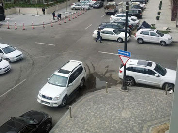 Аварии на центральной улице Баку предотвратят установкой знака – ФОТО