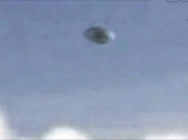 Пассажир заснял с борта самолета НЛО - ВИДЕО