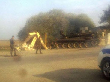 В Бейлагане танк снес автобусную остановку и упал в канал - ОБНОВЛЕНО - ФОТО