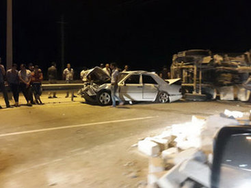 Bakı-Ələt yolunda "KamAz"la "Mercedes" toqquşdu, tıxac yarandı - FOTO