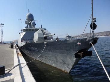 Российские военные корабли у причала Морского вокзала Баку - ФОТО