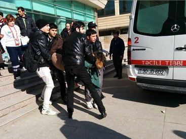 Bakı metrosunda xoşagəlməz hadisə: gənc xanımı xəstəxanaya apardılar - FOTO