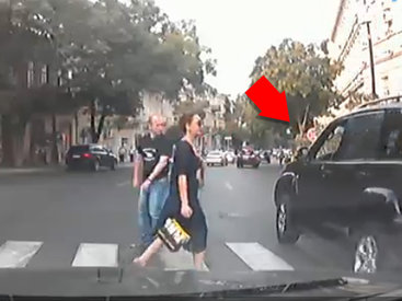 Невиданная наглость водителя Prado на глазах у полиции - ЕСТЬ МНЕНИЕ - ВИДЕО