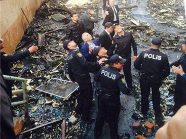 Hacıbala Abutalıbov yanan binaya baş çəkdi - FOTO