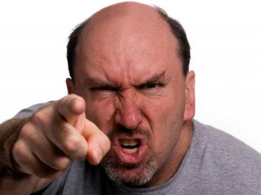 Злое выражение лица помогает доминировать