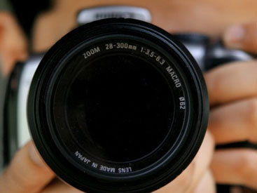 В Баку проходит выставка трех молодых фотографов