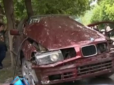 В Шеки автомобиль врезался в дерево – ВИДЕО