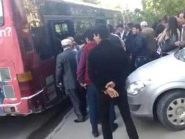 Задымившийся автобус вызвал панику в Баку - ВИДЕО