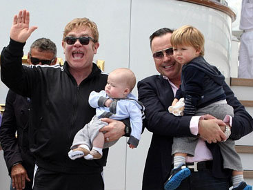 Элтон Джон провел незабываемый отдых с семьей - ФОТО