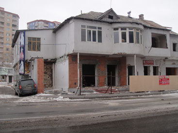 В Наримановском районе Баку сносят жилое здание - ФОТО