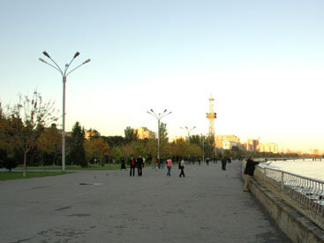 На бакинском бульваре начинается установка катка – ФОТО