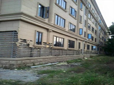 Neftçalada binalara vurulan üzlüklər sökülür - FOTO