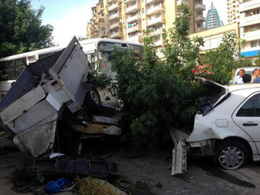 Paytaxtda avtobus maşınları biçə-biçə getdi - YENİLƏNİB - VİDEO - FOTO