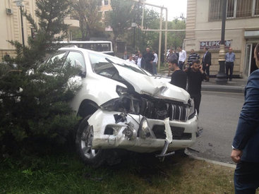 В Баку чиновничий автомобиль угодил в аварию – ФОТО