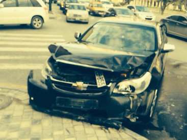 Bakıda "Porsche Panamera" qəzaya düşdü - FOTO