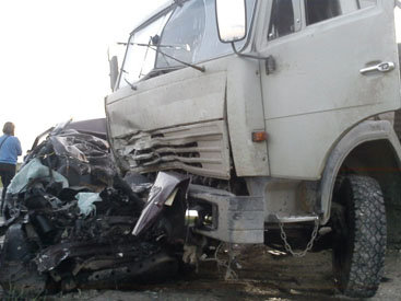 Kürdəmir-Hacıqabul yolunda KamAZ aşdı, Daewoo parçalandı
