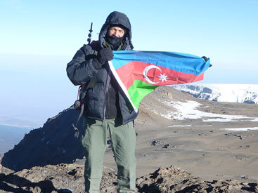 Наш соотечественник водрузил флаг Азербайджана на самую высокую вершину Африки – ФОТО