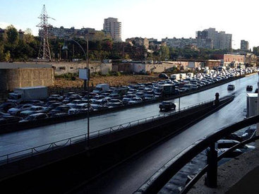 Бакинские водители добирались домой вплавь - ВИДЕО