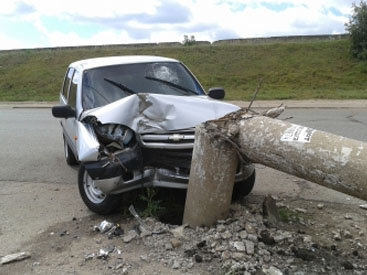 В Баку Chevrolet врезался в газовую трубу, есть погибший и раненые