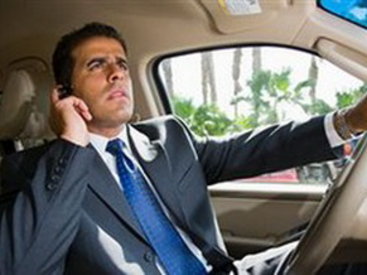 Avtomobildə mobil telefondan istifadə etmək niyə olmaz?