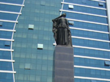 Безымянная статуя в Баку или, кто отвечает за памятники?- ФОТО