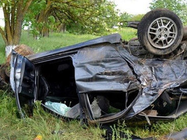 Автомобиль врезался в дерево, 25-летний водитель погиб