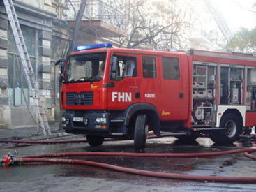Bakıda üçmərtəbəli ev yandı
