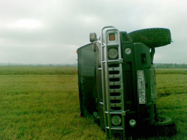 В Хызы перевернулся Hummer, есть погибший и раненые