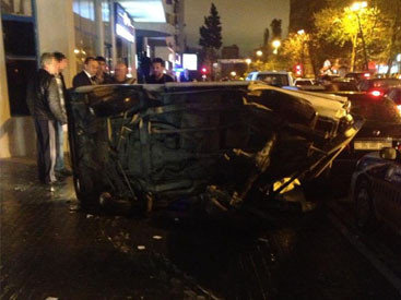 Рядом с Caspian Plaza столкнулись BMW, Daewoo и Damas - ФОТО