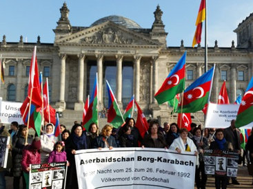 Азербайджанцы в Берлине провели митинг