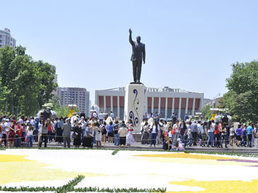 В Баку организован грандиозный "Праздник цветов" - ОБНОВЛЕНО - ФОТО
