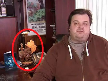 Известному российскому комментатору Василию Уткину делают подарки из сепаратистского "НКР"? - ФОТО