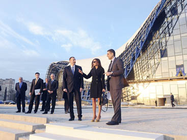 Президент Ильхам Алиев и его супруга Мехрибан Алиева ознакомились с ходом строительства Центра Гейдара Алиева - ФОТО
