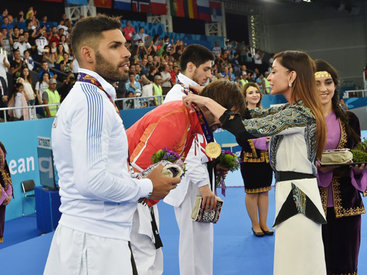 Первая леди Мехрибан Алиева наградила каратистов, победивших на Европейских играх - ВИДЕО