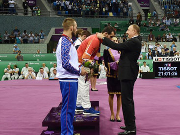 Президент Ильхам Алиев лично наградил азербайджанского борца-победителя Европейских игр - ВИДЕО