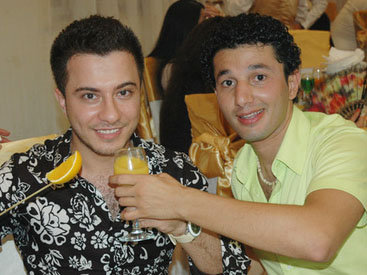 Что делал популярный азербайджанский певец с дольками апельсина? - ФОТО