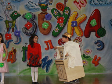 Бакинские первоклашки сыграли героев стихов Чуковского - ФОТО