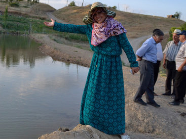 Üz-gözünü bağlayıb kənd işi görən müğənnimiz - FOTO