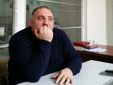 Бахрам Багирзаде в гостях у Day.Az: "Узнав, что я выиграл спор у жены, они скинулись и подарили мне мой первый смартфон" - ИНТЕРВЬЮ - ФОТО