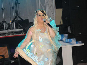 Elza Seyidcahan Sarkisyana şeir yazdı