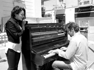 Диляра Кязимова спела с уличным музыкантом на Мальте - ФОТО