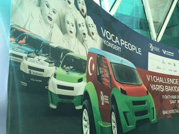 Автомобиль-участник соревнований "V1 Challenge Azerbaijan" выставлен в бакинском торговом центре - ФОТО