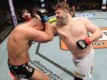 Бои без правил UFC среди тяжеловесов: Нельсон нокаутировал Митрионе в 1-ом раунде - ВИДЕО